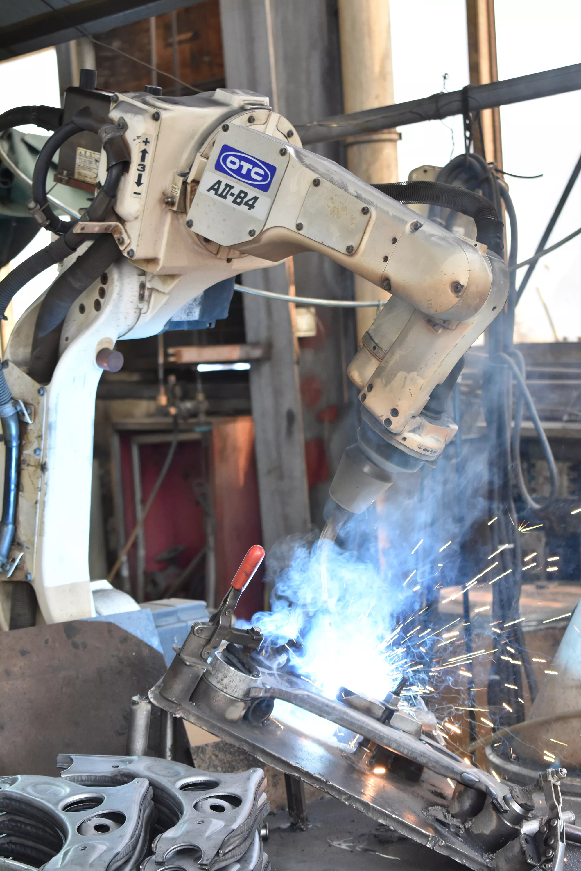 Robotic welding arm
