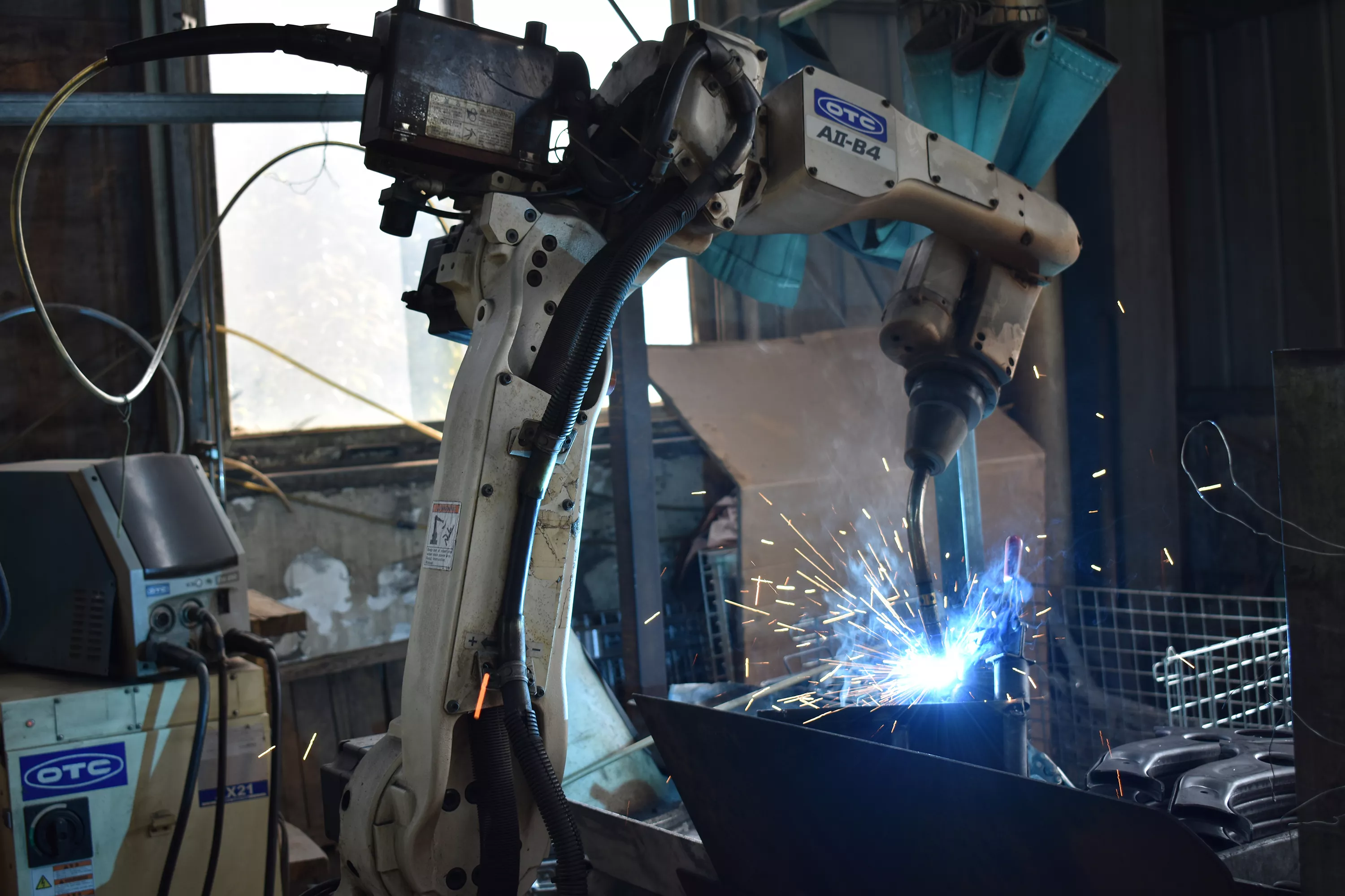 Robotic welding arm