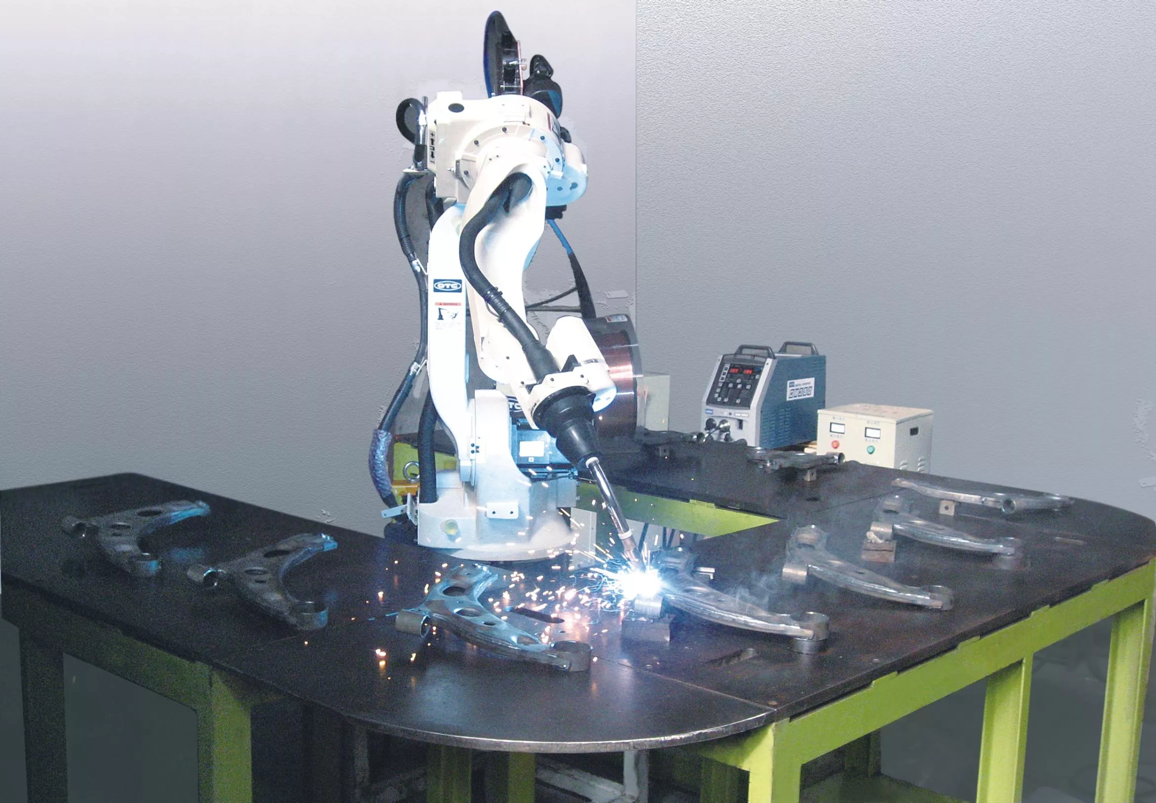 Robotic welding arm